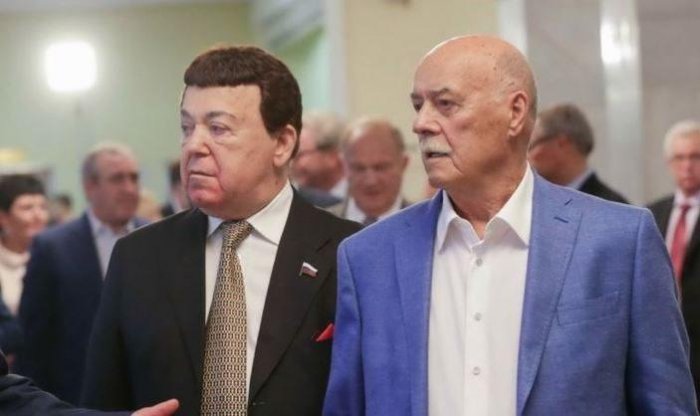 Депутаты Госдумы предложили назвать новые ледоколы именами Говорухина и Кобзона