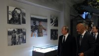 Путин посетил «Ленфильм» и сыграл на старинном пианино