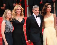 Босая Робертс, Боня и Клуни с женой на премьере в Каннах