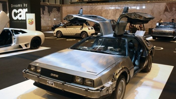 Автомобиль Delorean DMC-12