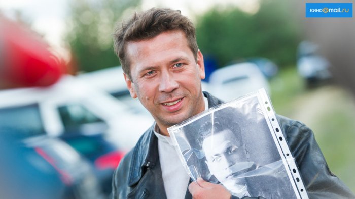 Андрей Мерзликин с портретом Михаила Кошкина | Источник: Алексей Молчановский