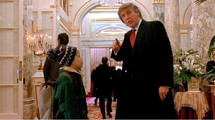 Камео дня. Крис Коламбус — о сцене с Дональдом Трампом в «Один дома 2»: «Если я её вырежу, меня выдворят из страны»