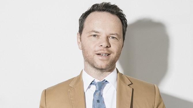 Ной Хоули раскроет тайны бытия в новом фильме «Читать задом наперед»