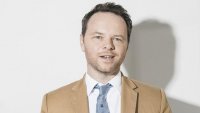 Ной Хоули раскроет тайны бытия в новом проекте «Читать задом наперед»
