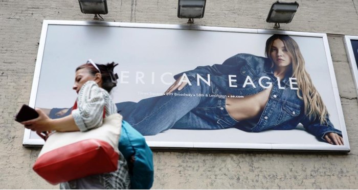 Реклама дня. Компания American Eagle ответила на обвинения в расизме и пропаганде нацистских идей в рекламе джинсов с Сидни Суини