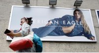 Компания American Eagle ответила на обвинения в расизме и пропаганде нацистских идей в рекламе джинсов с Сидни Суини