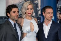 Дженнифер Лоуренс чуть не упала на премьере новых «Людей Икс»