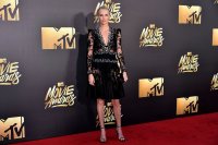 Шарлиз Терон и Эмилия Кларк на вручении MTV Movie Awards 2016