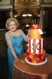 «Празднование 90-летия Бетти Уайт: Дань уважения «золотой девушке» Америки»